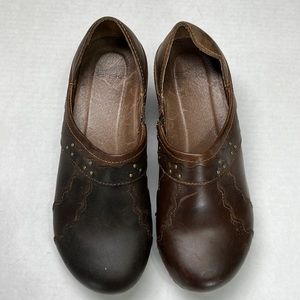 DANSKO WOMENS HAILEY CLOGS BROWN OILED LEATHER STUDS SIZE EU 38 US 7.5 -…